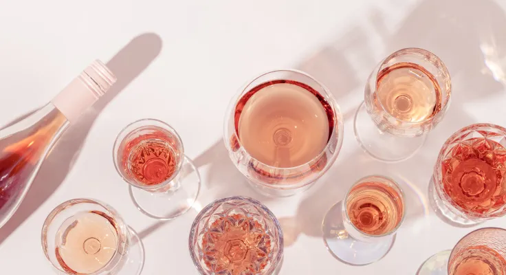 bouteilles et verres de rosé
