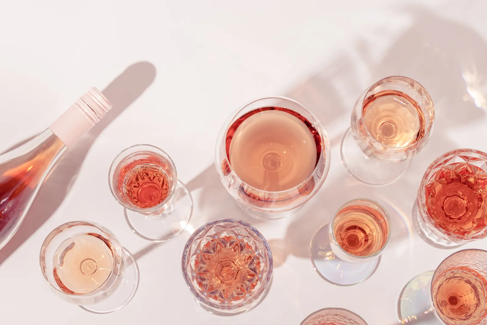 bouteilles et verres de rosé